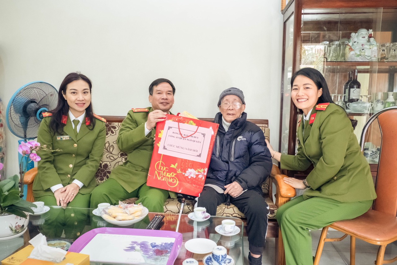 Công an quận Ngô Quyền: Thăm, tặng quà các đồng chí nguyên Trưởng Công an quận các thời kỳ nhân dịp Tết Nguyên đán Tân Sửu 2021